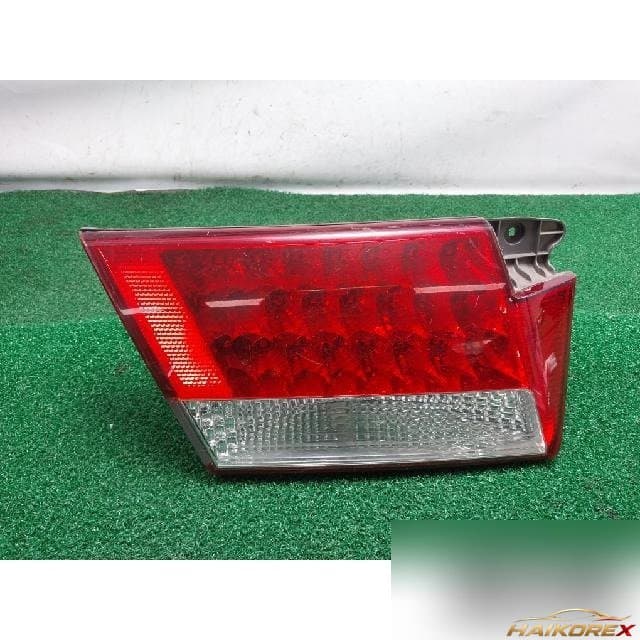 Hyundai Grandeur 2006 — накладка крышки багажника левая с фонарём подсветки номера