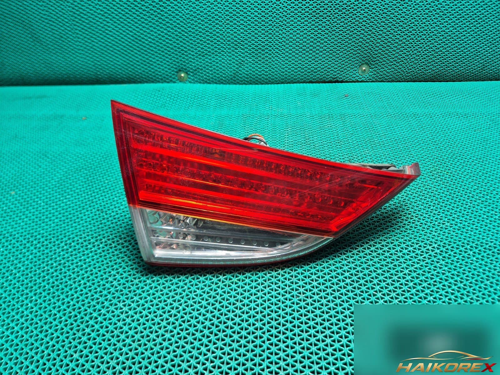 Hyundai Avante 2011 — накладка крышки багажника левая (с подсветкой номера) 924033X000