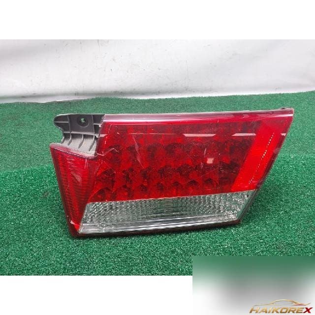 Hyundai Grandeur 2006 — накладка крышки багажника с фонарём подсветки номера правая