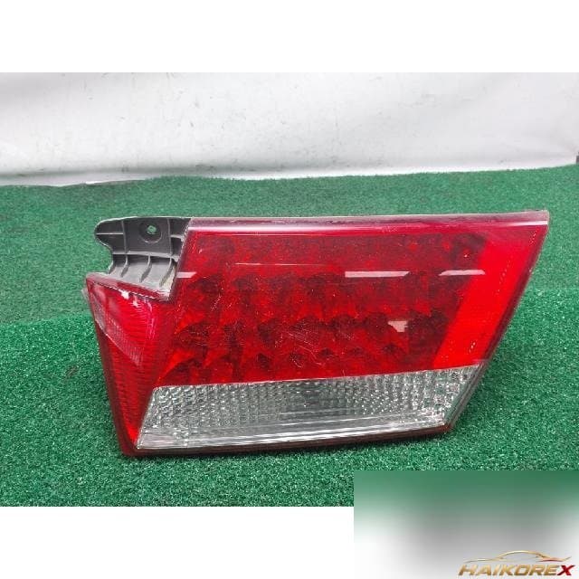 Hyundai Grandeur 2006 — накладка крышки багажника правая с фонарём подсветки номера