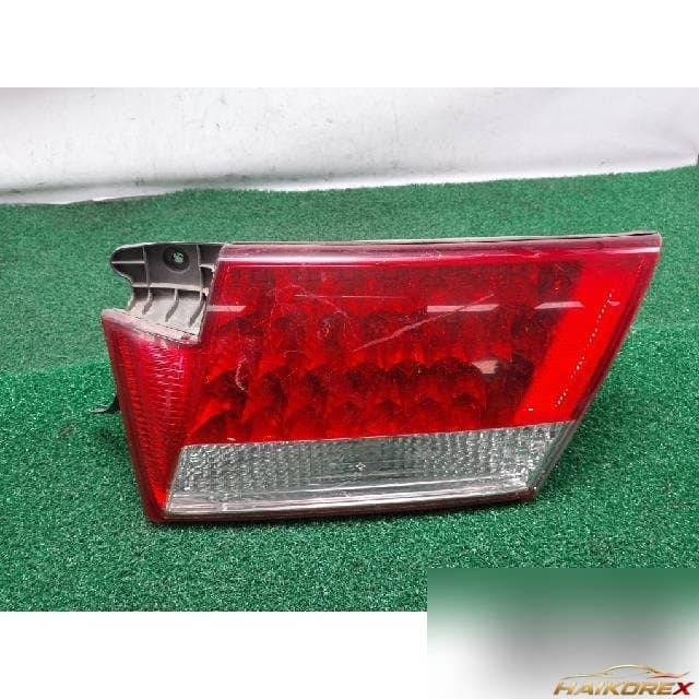 Hyundai Grandeur 2006 — накладка крышки багажника правая с фонарём подсветки номера
