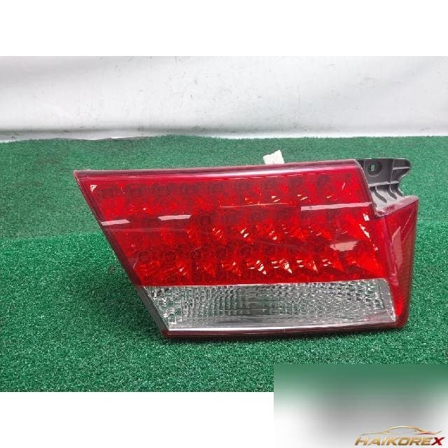 Hyundai Grandeur 2006 — накладка крышки багажника левая со встроенным фонарём