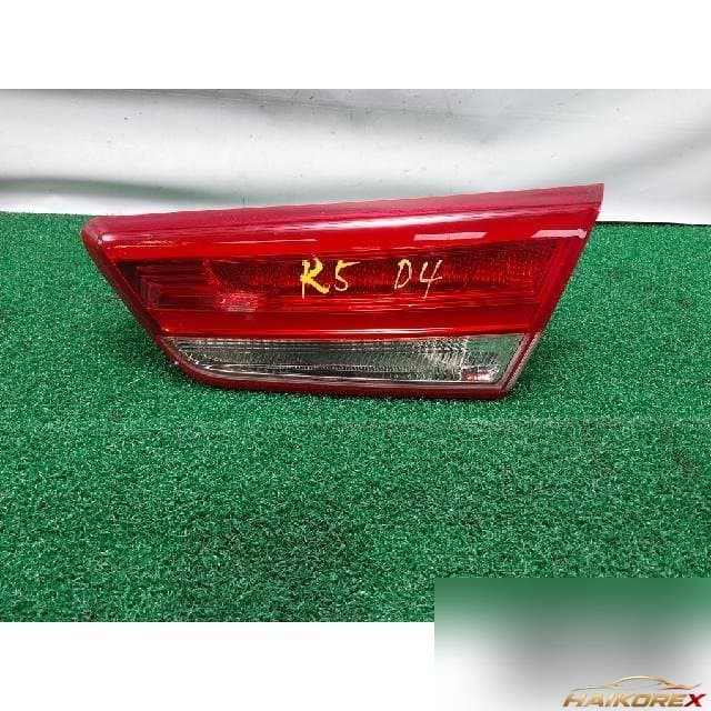 Kia K5 2016 — накладка крышки багажника правая с фонарём подсветки номера