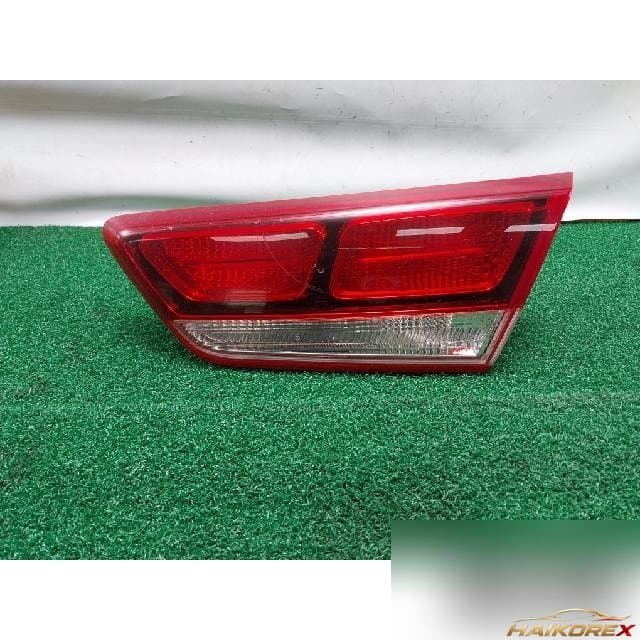 Kia K5 2015 — накладка крышки багажника правая с фонарём