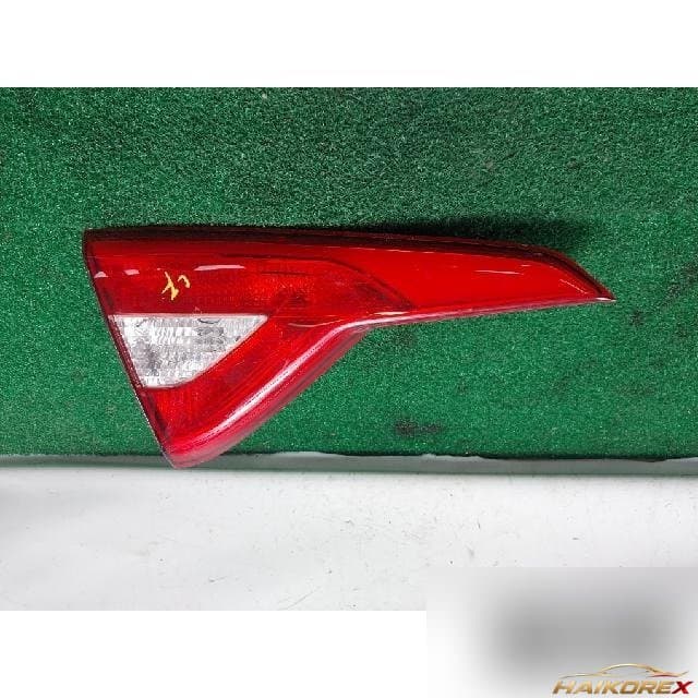 Hyundai LF Sonata 2015 — накладка крышки багажника левая с фонарём номера