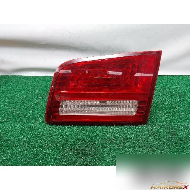 Kia Lotze Advance 2008 — накладка крышки багажника правая с подсветкой номера