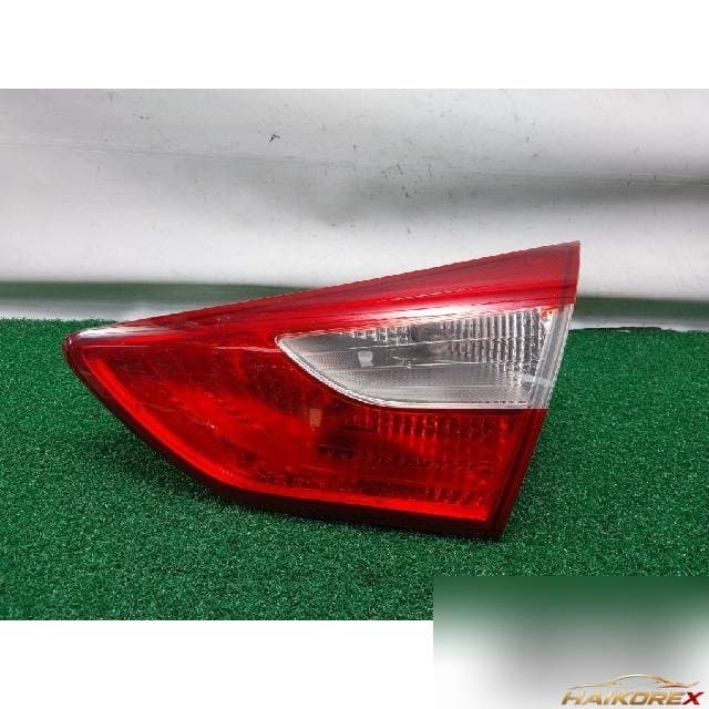 Hyundai i30 2014 — накладка крышки багажника правая с подсветкой номера
