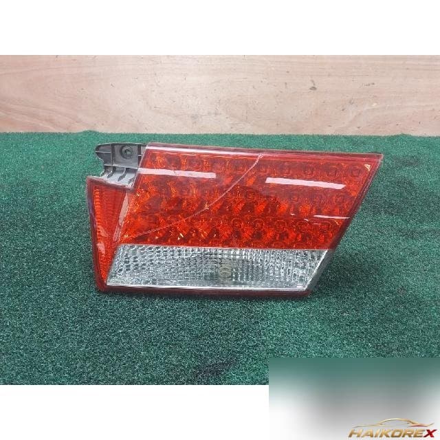 Hyundai Grandeur TG 2006 — накладка крышки багажника правая с фонарём подсветки номера 92404-3LO