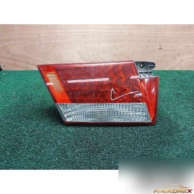 Hyundai Grandeur TG 2006 — накладка крышки багажника левая с подсветкой номера 92403-3L0