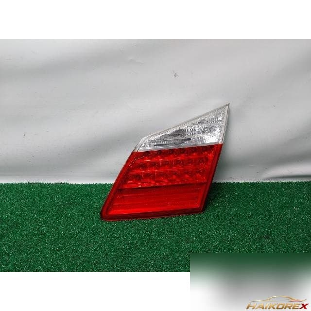 Hyundai Genesis 2009 — накладка крышки багажника правая (с подсветкой номера) 92404-3M0