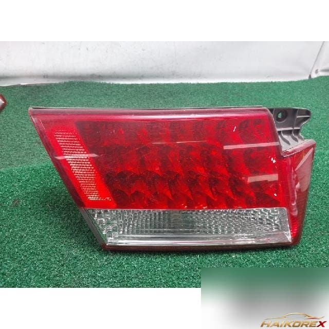 Hyundai Grandeur TG 2006 — накладка крышки багажника левая с фонарём подсветки номера