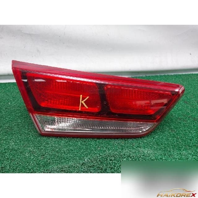 Kia K5 2015 — накладка крышки багажника левая с подсветкой номера 92403-D4