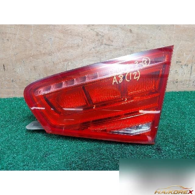 Audi A8 2012 — накладка крышки багажника правая 4H0945094
