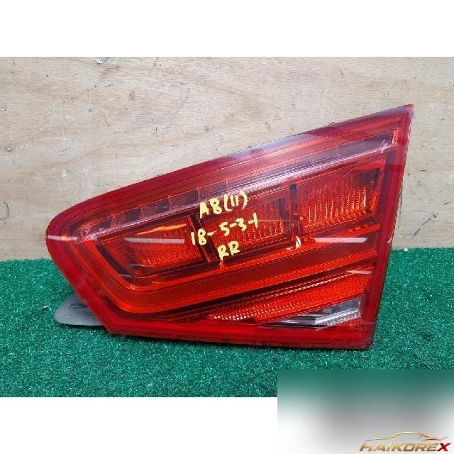 Audi A8 2011 — накладка крышки багажника правая с подсветкой номера 4H0945094