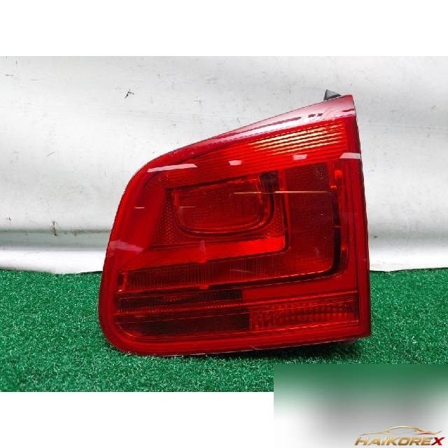 Volkswagen Tiguan 2014 — накладка крышки багажника правая с фонарём подсветки номера 5N0 945 310