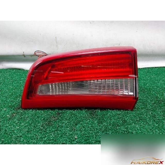 Volvo S60 D5 2011 — накладка крышки багажника правая с фонарём подсветки номера 30796272