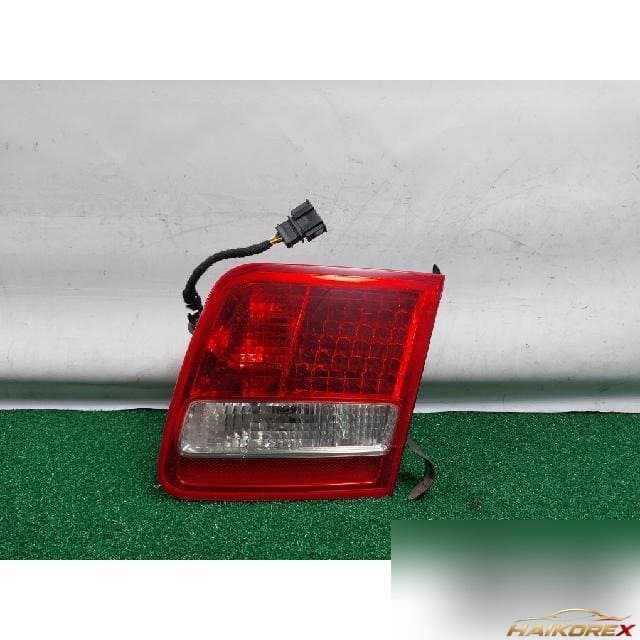 Audi A8 2008 — накладка крышки багажника правая с фонарём 4E0945094G