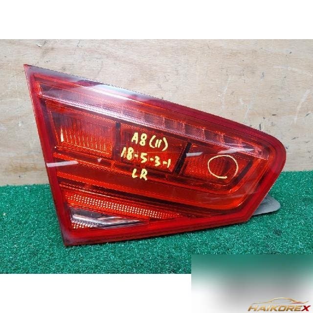 Audi A8 2011 — накладка крышки багажника левая 4H0945093