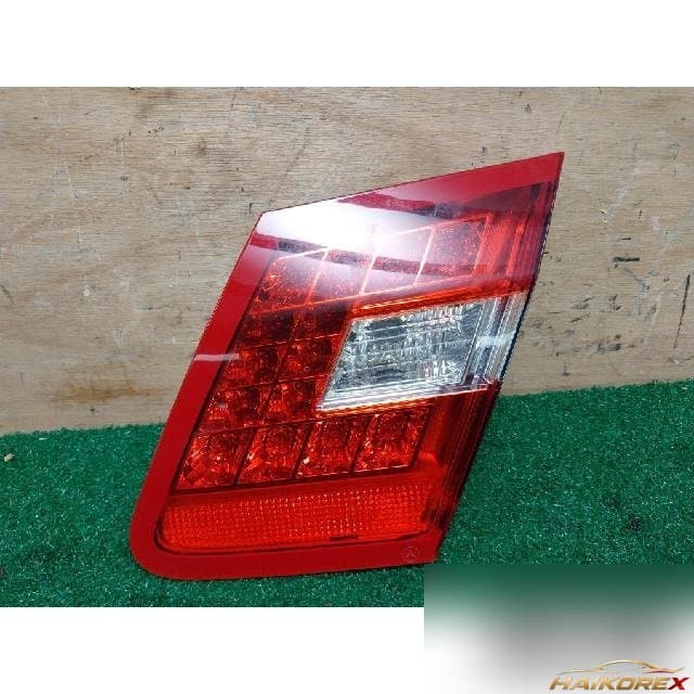 Mercedes-Benz E300 Elegance 2012 — накладка крышки багажника правая A2129060458