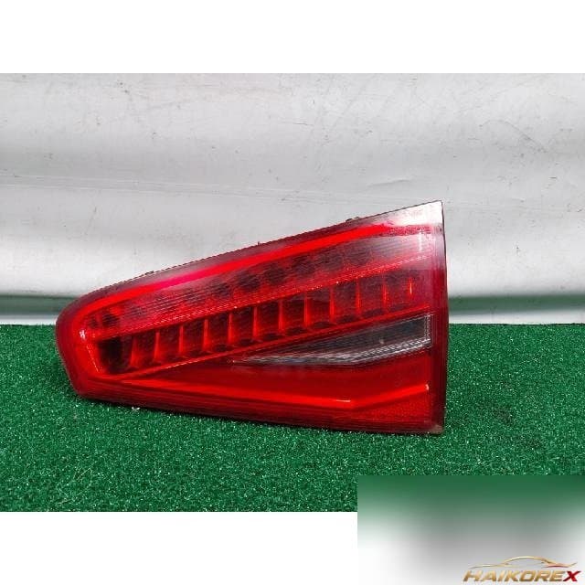 Audi A4 2013 — накладка крышки багажника правая с фонарём 8K5945094AC