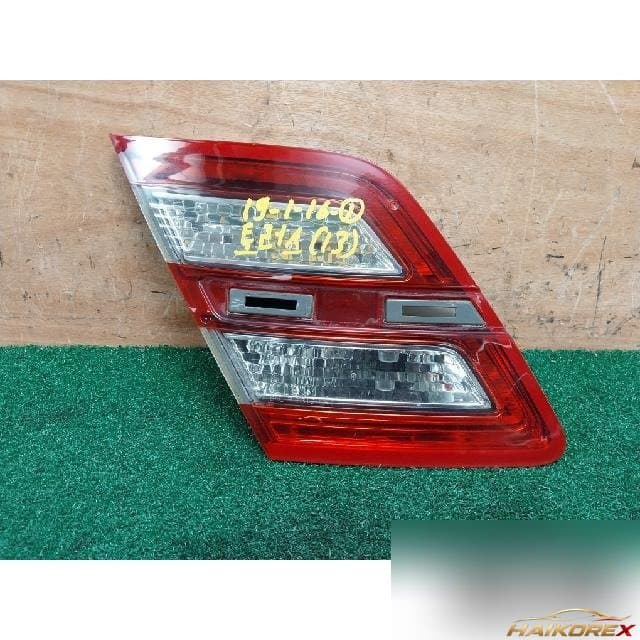 Ford Taurus 2013 — накладка крышки багажника левая с фонарём подсветки номера DG1315B503A