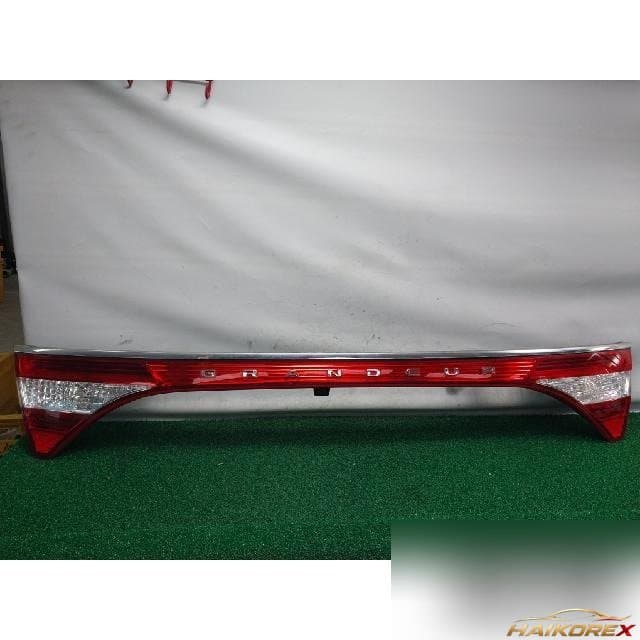 Hyundai Grandeur HG 2014 — накладка крышки багажника левая с фонарём подсветки номера 92401-3V03