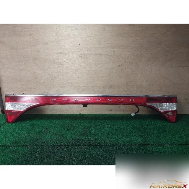 Hyundai Grandeur HG 2012 — накладка крышки багажника правая 92401-3V03
