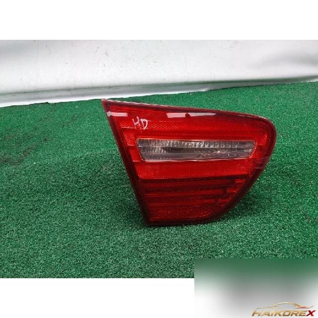 Hyundai Avante HD 2010 — накладка крышки багажника левая с фонарем подсветки номера