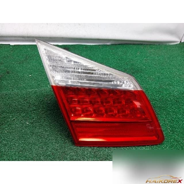 Hyundai Genesis 2010 — накладка крышки багажника левая