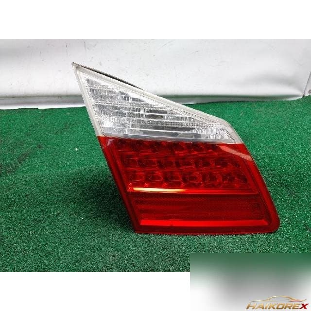Hyundai Genesis 2011 — наличник крышки багажника левый