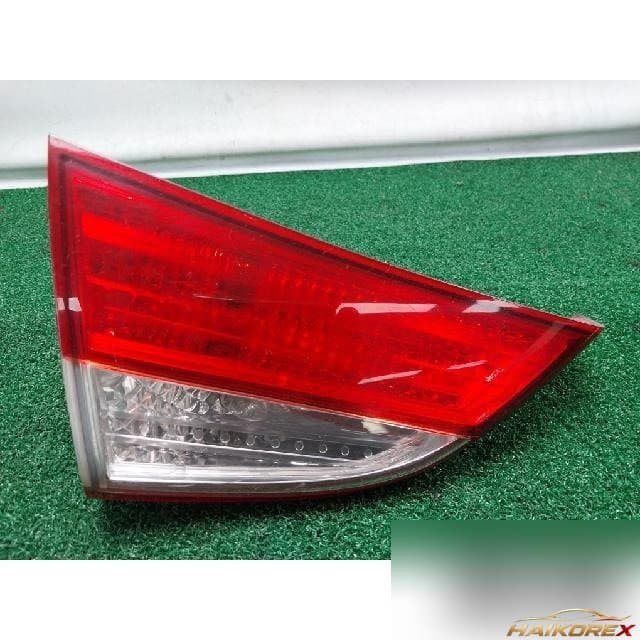 Hyundai Avante MD 2013 — накладка крышки багажника левая (с фонарём подсветки номера) 92403-3X0