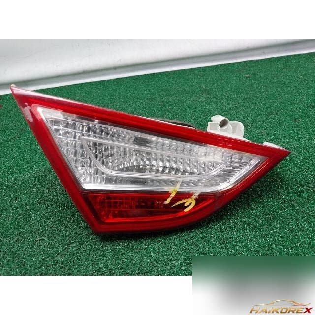 Hyundai YF Sonata 2011 — наличник крышки багажника левый с фонарём подсветки номера