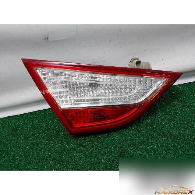 Hyundai YF Sonata 2012 — накладка крышки багажника левая