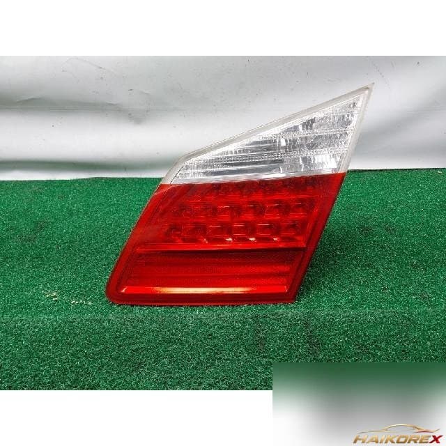 Hyundai Genesis 2010 — накладка крышки багажника с фонарём правая