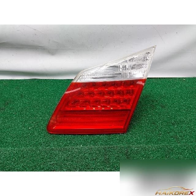 Hyundai Genesis 2010 — накладка крышки багажника правая с фонарём подсветки номера