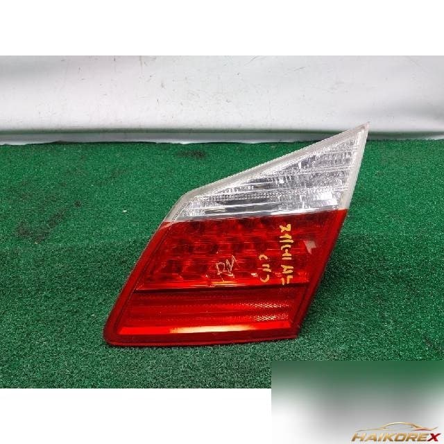 Hyundai Genesis 2011 — наличник крышки багажника правый с фонарём подсветки номера