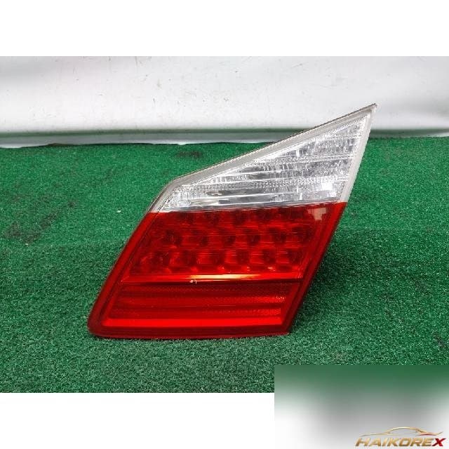 Hyundai Genesis 2011 — накладка крышки багажника правая с фонарём
