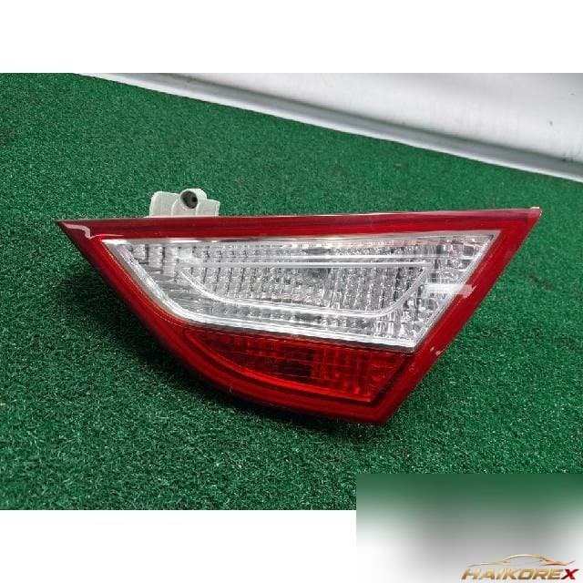 Hyundai YF Sonata 2012 — накладка крышки багажника правая с фонарём подсветки номера 92404-3S0
