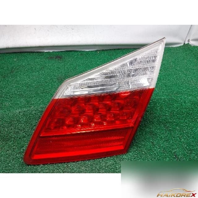 Hyundai Genesis 2008 — накладка крышки багажника правая с подсветкой номера 92404-3M0