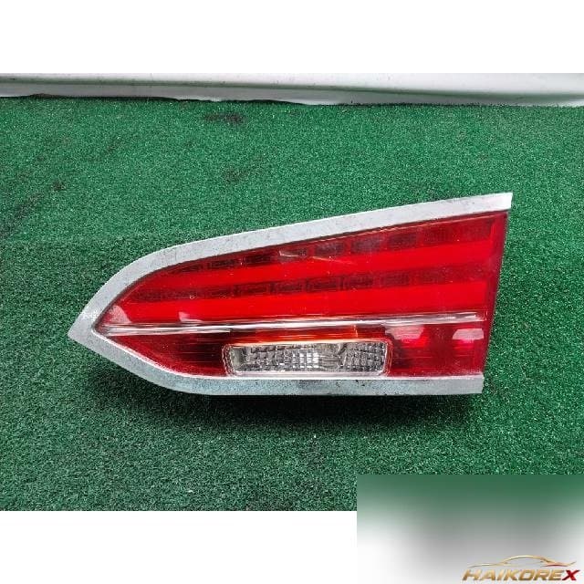 Hyundai Santa Fe DM 2014 — накладка крышки багажника правая с фонарём номера 92406-2W130