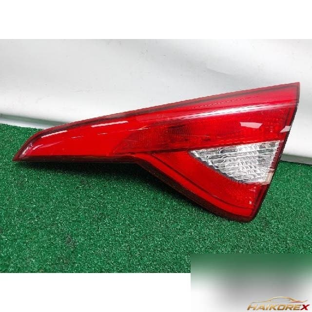 Hyundai Sonata 2015 — накладка крышки багажника с подсветкой номера, правая