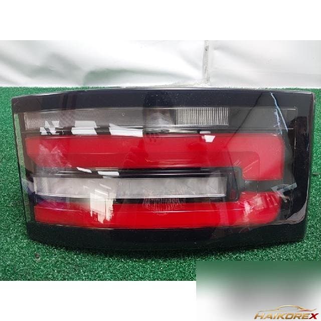 Land Rover Discovery5 3.0 TD6 HSE 2019 — накладка крышки багажника с фонарём правая HY32 13192 BD