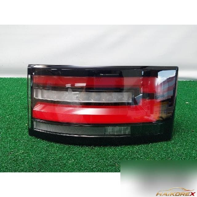 Land Rover Discovery 5 3.0 TD6 HSE 2019 — накладка крышки багажника левая HY3213193BD