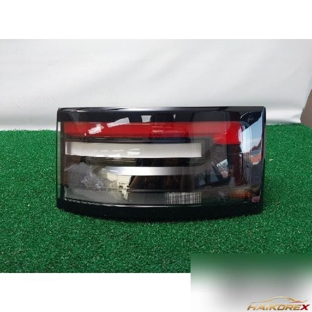 Land Rover Discovery5 2019 — накладка крышки багажника левая с фонарём подсветки номера HY3213193BD