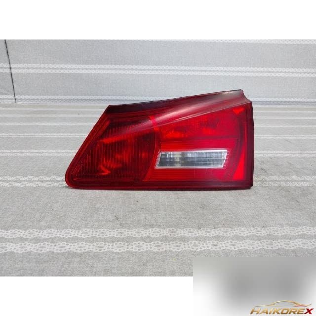 Lexus IS 250 2008 — накладка крышки багажника с фонарём, правая