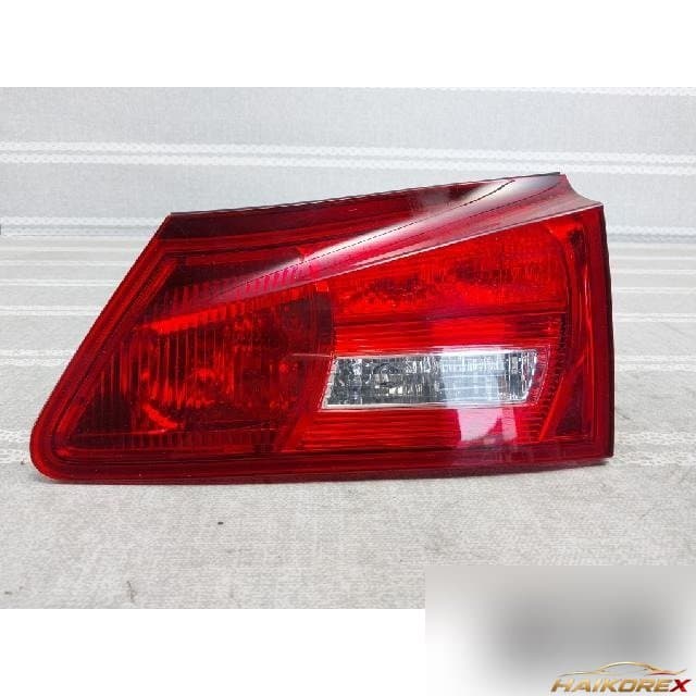 Lexus IS 250 2008 — накладка крышки багажника правая