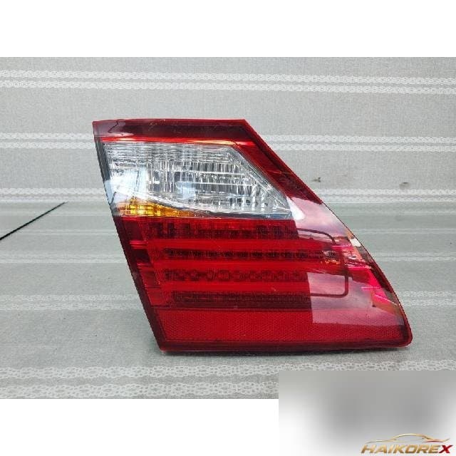 Lexus LS 460 2010 — накладка крышки багажника левая