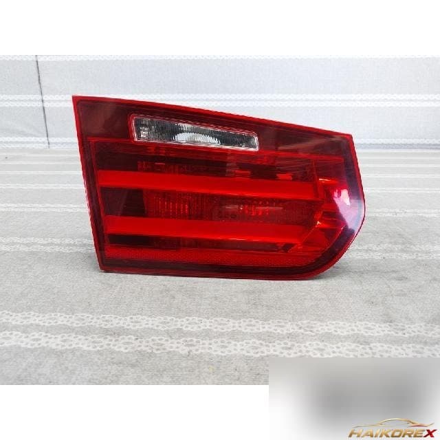 BMW 320d 2013 — накладка крышки багажника с фонарём 183611-12