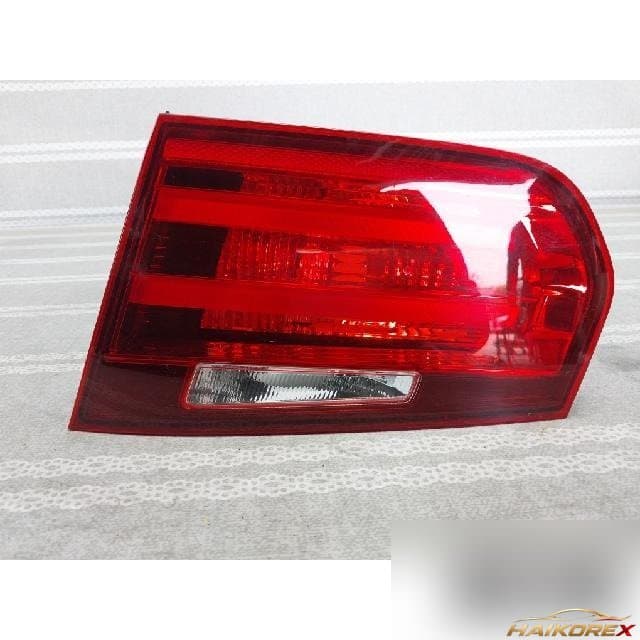 BMW 320d 2015 — накладка крышки багажника правая с фонарём 7371112-02
