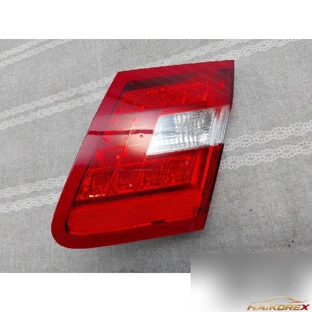 Mercedes-Benz E Class (W212) 2012 — накладка крышки багажника правая с фонарём подсветки номера A212 906 04 58